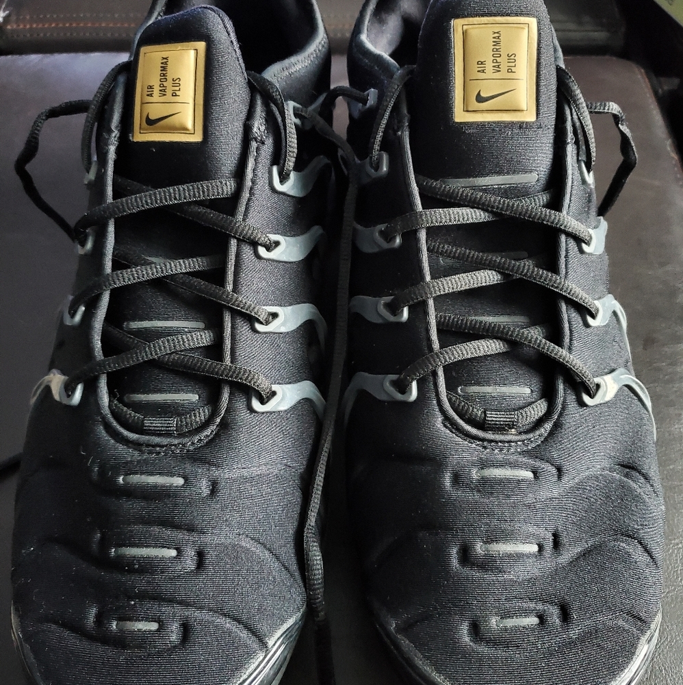 Nike Vapormax Plus Black Metallic Gold
